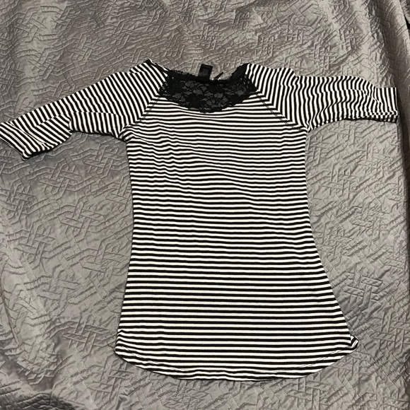 BKE SMALL BLACK/WHITE STRIPED WITH LACE - Picture 2 of 4